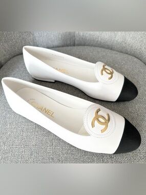 CHANEL S/S 2026 GOLD CC WHITE CALFSKIN LEATHER BLACK GROSGRAIN MOCCASINS FLAT 38